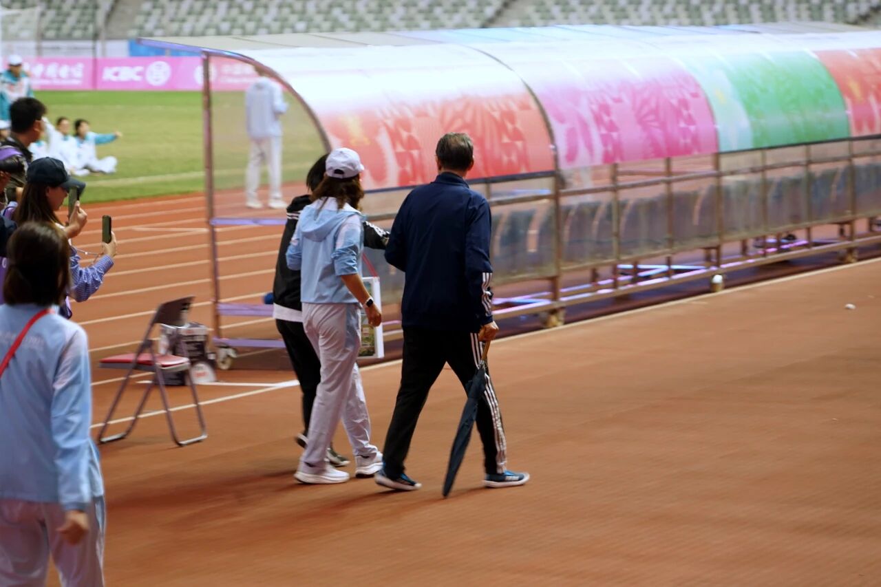 Eastern Sports: Xu Genbao had a fever of 39 degrees before the third-place match. After the game, he looked back at the field when he left the field with an umbrella.