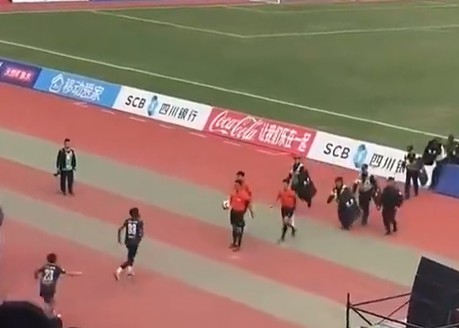 The player kicked the referee! Sichuan Super League responded: Strengthen management and let the public security organs investigate and deal with it