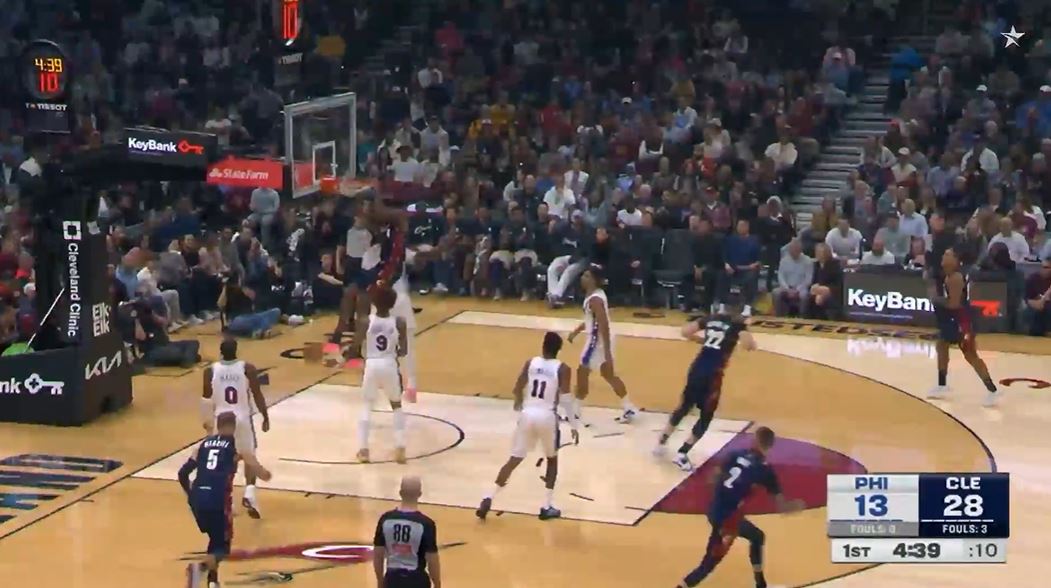 Hot ball control! Mitchell scored 15 points on 4-of-5 shooting, and the Cavaliers led the 76ers with 14 points in the first quarter.