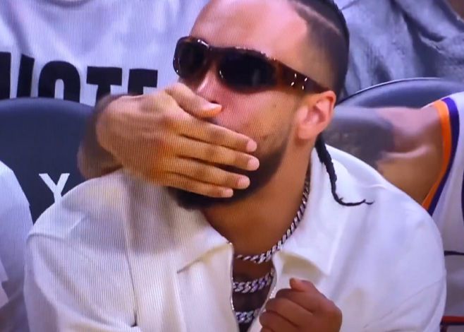 The top package failed! Dillon spit out fragrance, Livers covered Dillon's mouth and rushed to eat T but was caught by the referee.