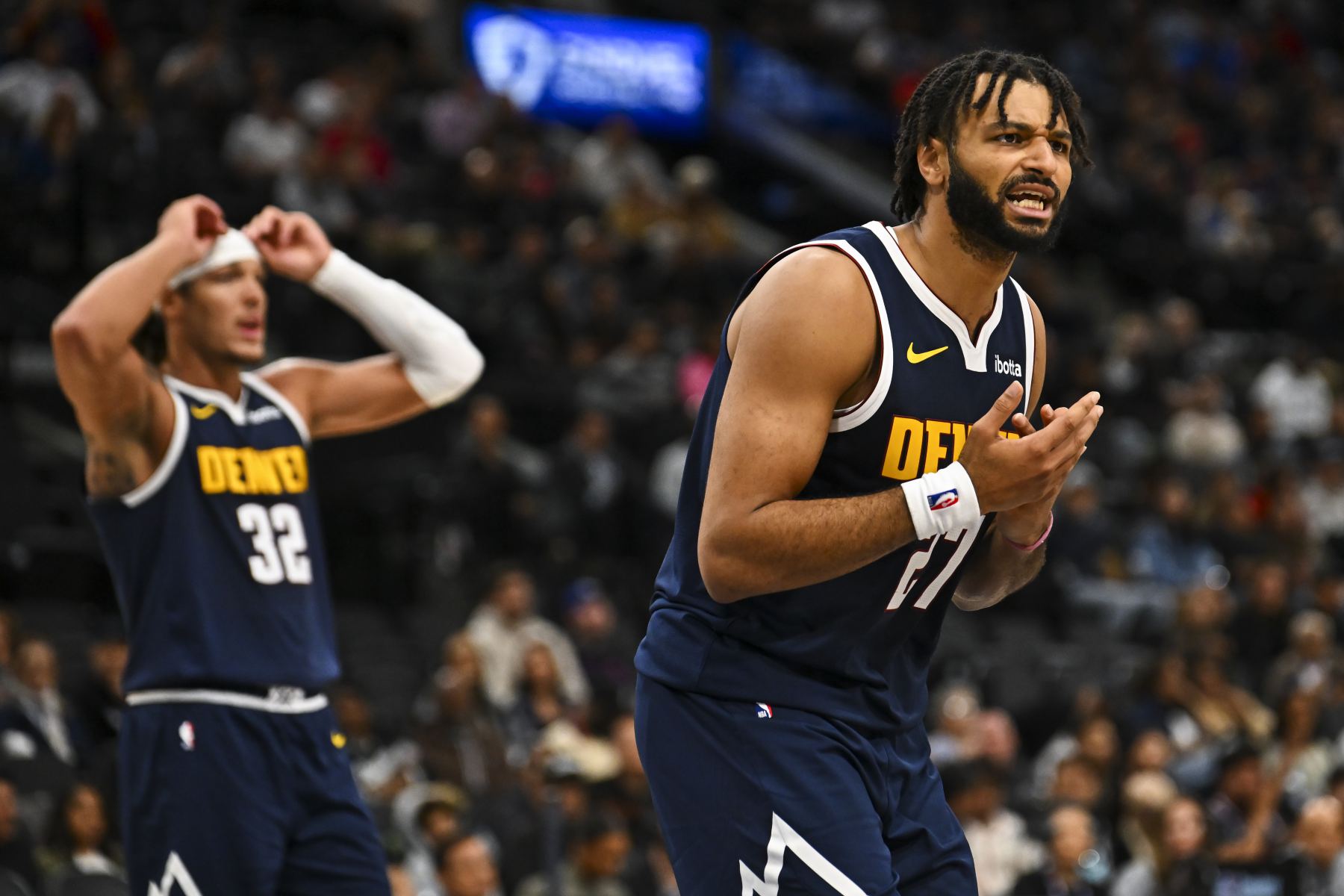 Gordon and Murray scored in double figures at the same time at halftime, and the two stepped up to lead the Nuggets in the game.