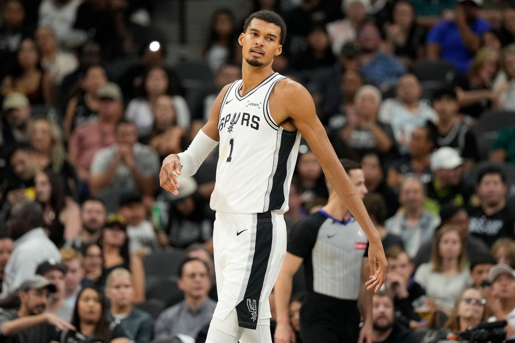 Hayes: It’s crazy that Wenban, who is 2.26 meters tall, can play like Doncic.