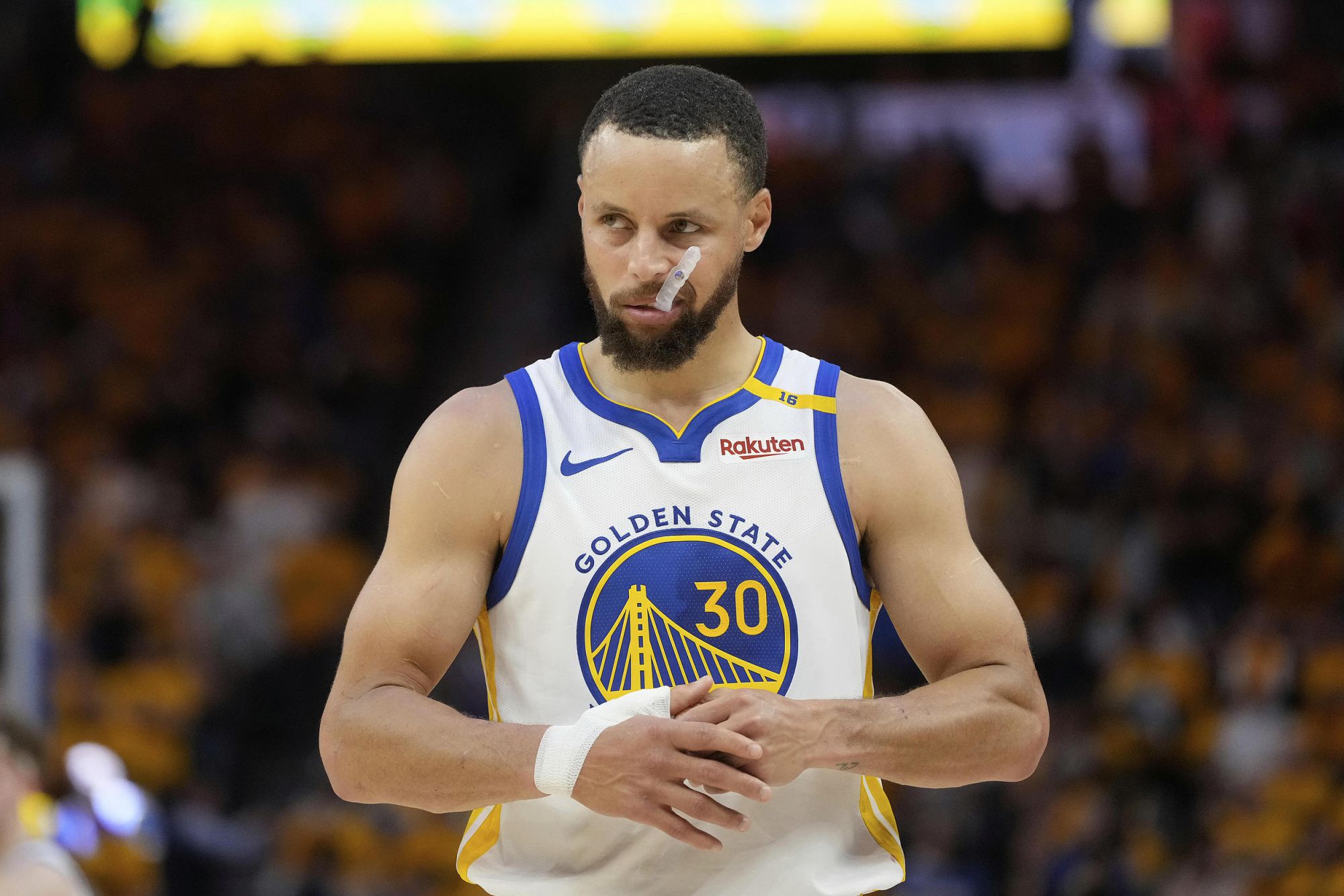 The Warriors hit 19 three-pointers in the game, Curry hit 5 three-pointers, and the Warriors refused to lose three consecutive games.