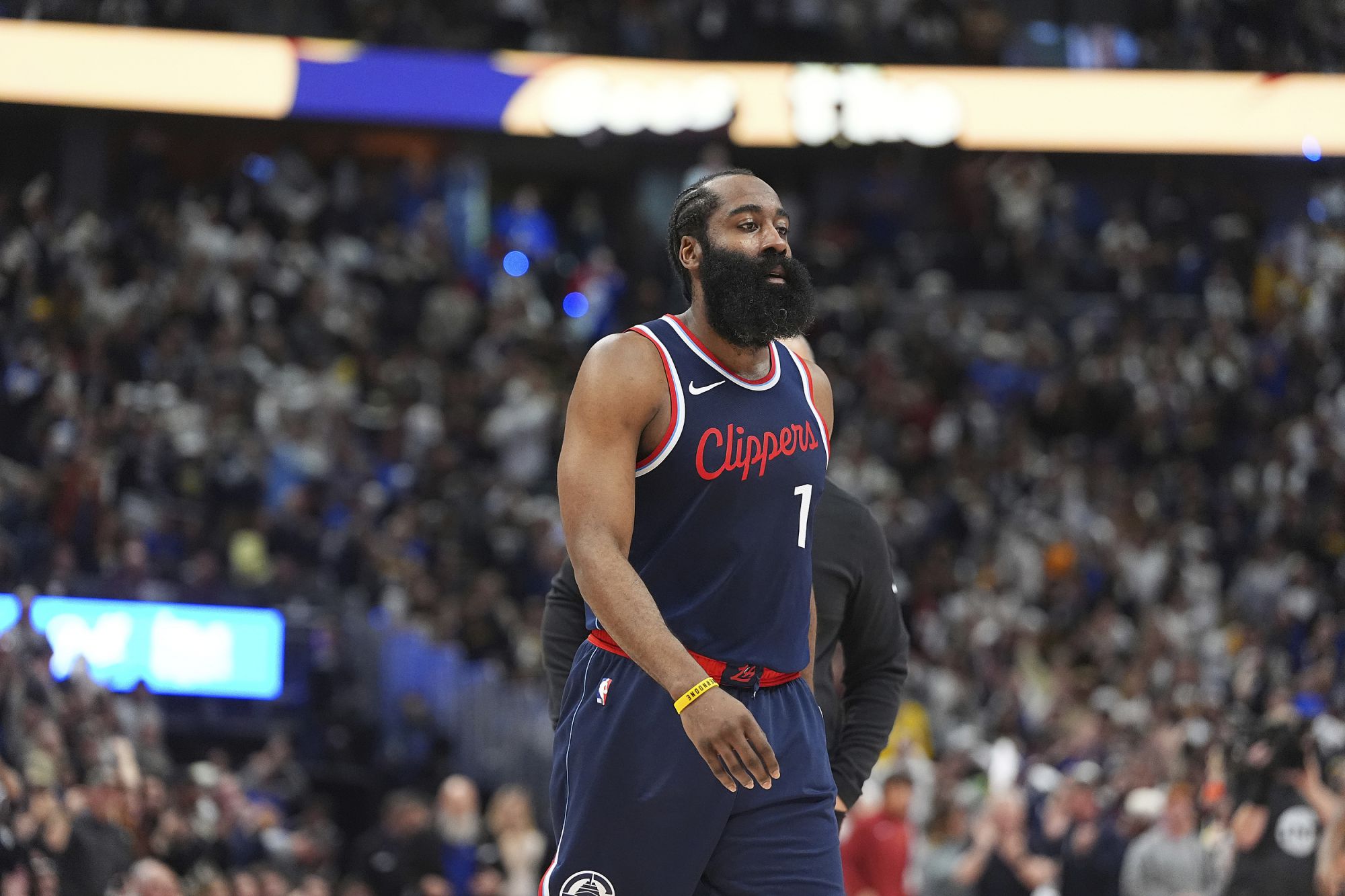 The first quarter played for 12 minutes! Harden scored 10 points, 3 rebounds and 4 assists on 3-of-6 shooting.